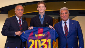 Oficial: Anthony Gordon firma con el Barça hasta 2031