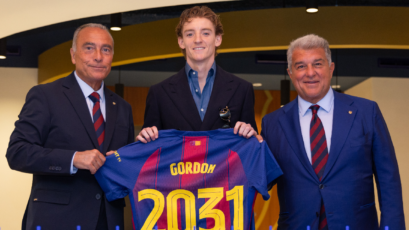 Oficial: Anthony Gordon firma con el Barça hasta 2031