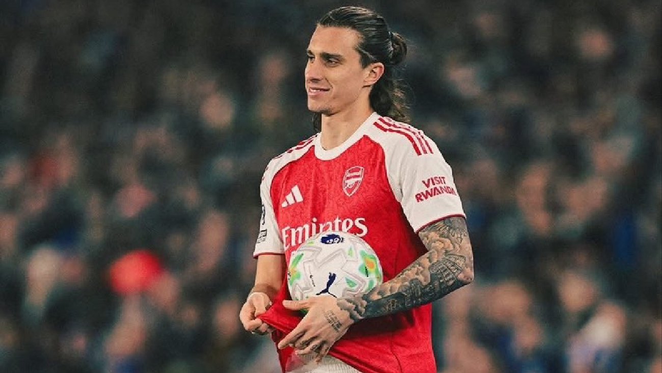 Ricardo Calafiori en un partido con el Arsenal