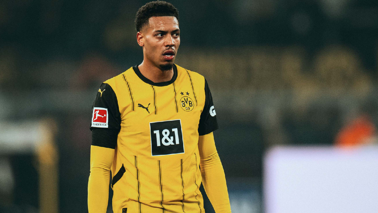Felix Nmecha en un partido con el Dortmund