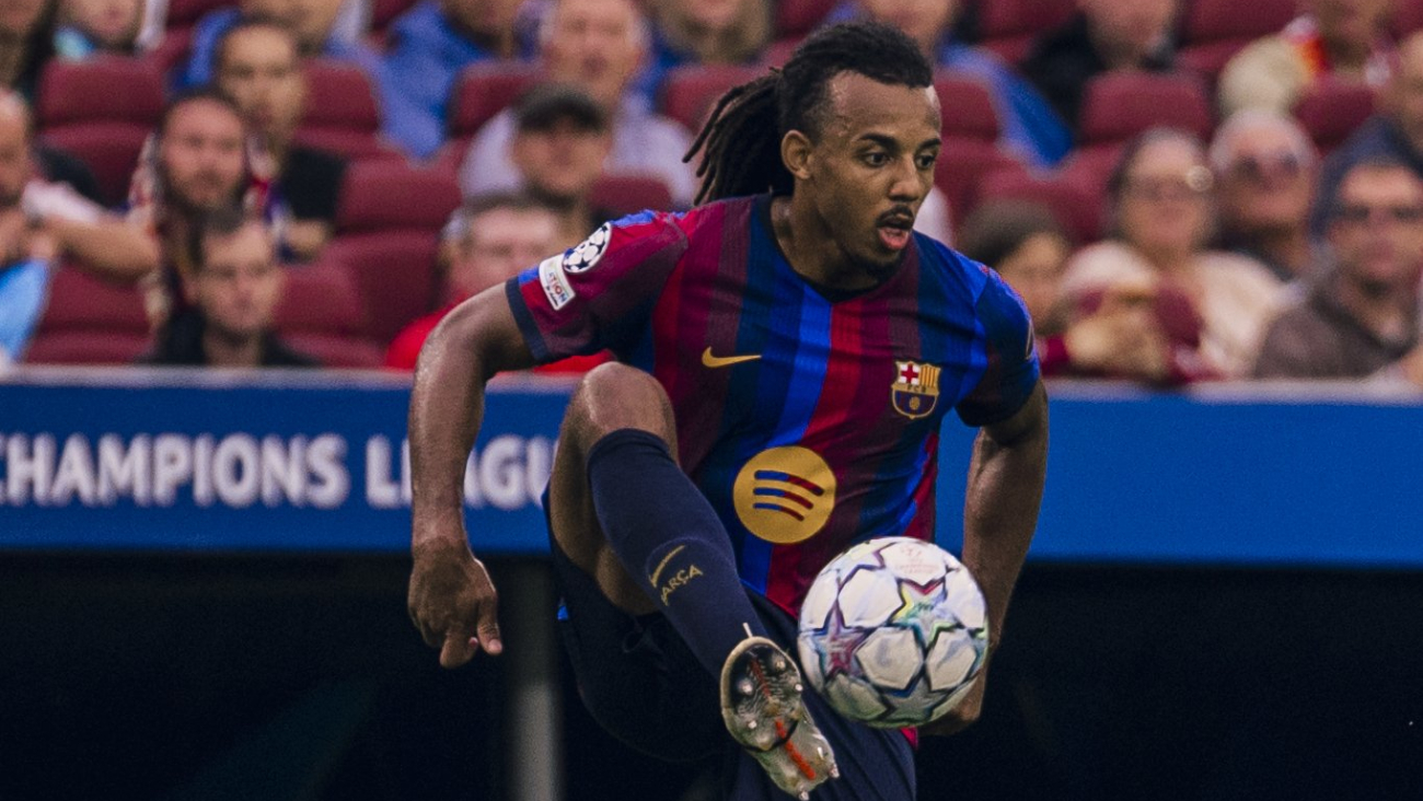 Jules Koundé en un partido de Champions con el Barça